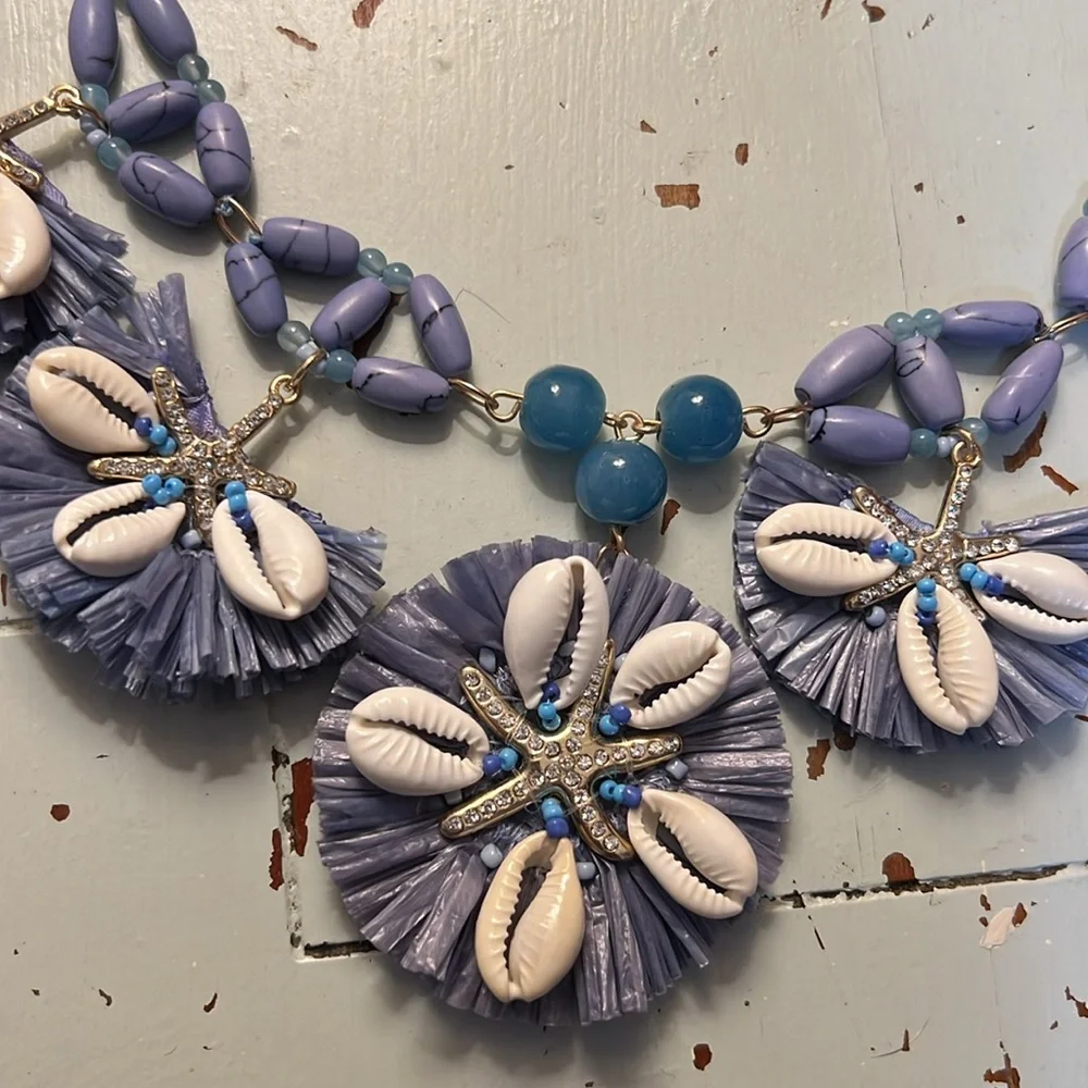 Chico’s Periwinkle Shell Bib Necklace. - Picture 4 of 9